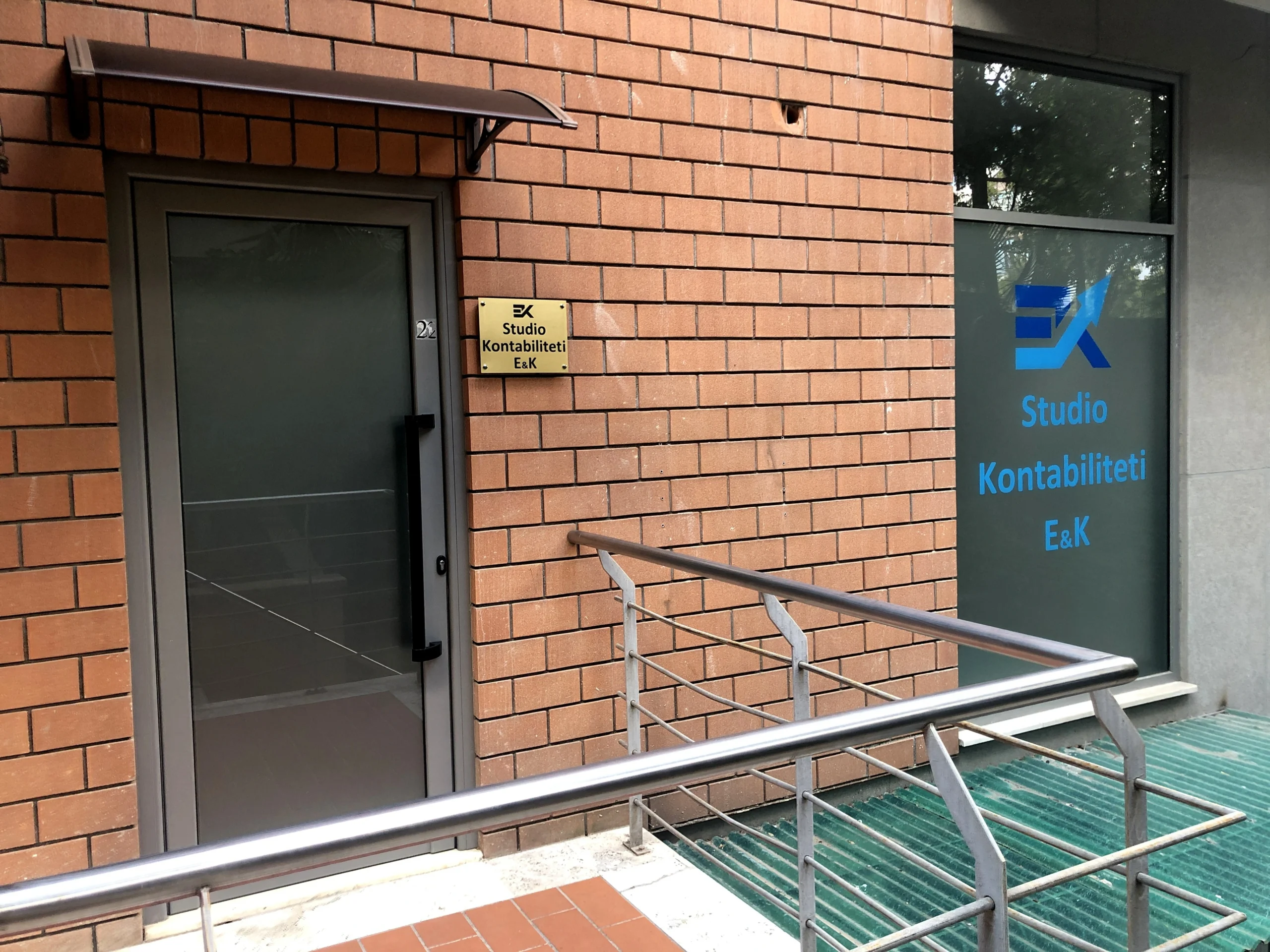 Studio Kontabiliteti E&K - Zyre jashte